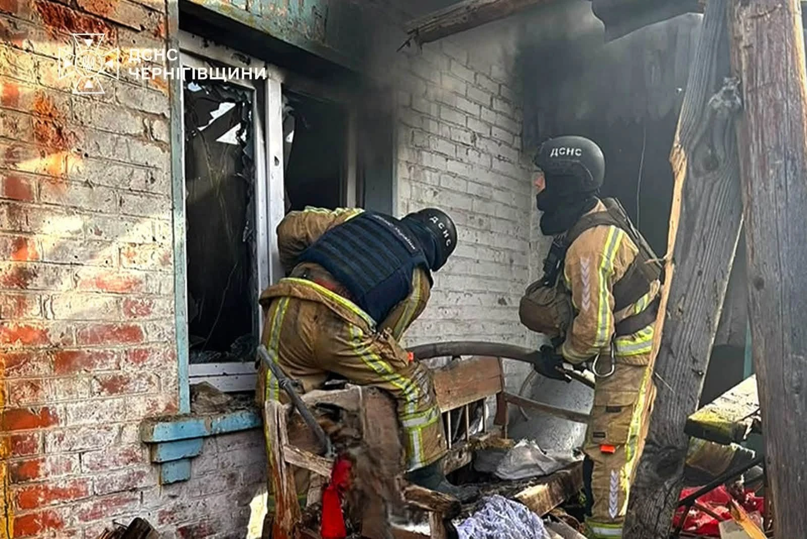 Росіяни атакували Чернігівщину: троє цивільних постраждали, у громадах горіли будинки