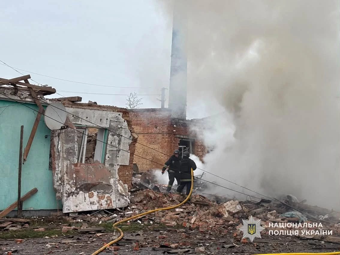 Ворожий дрон атакував село Менської громади: пошкоджені автівки та будинок