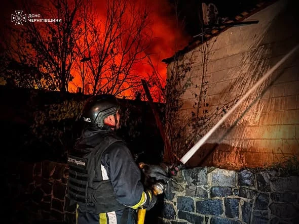 На Чернігівщині росіяни атакували домогосподарство та вдарили по автомобілю рятувальників