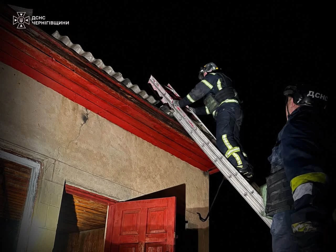 На Чернігівщині росіяни атакували домогосподарство та вдарили по автомобілю рятувальників
