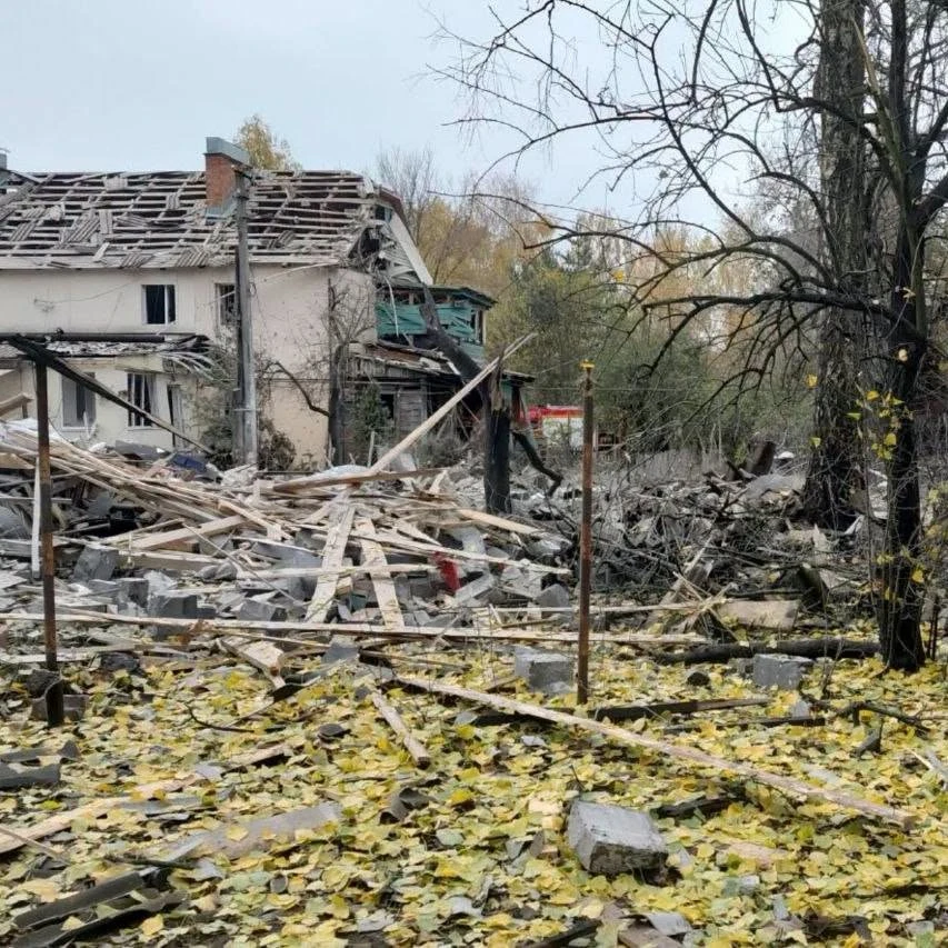 Російські війська атакували Чернігівщину: пошкоджено ліцей у Чернігові, є постраждалі
