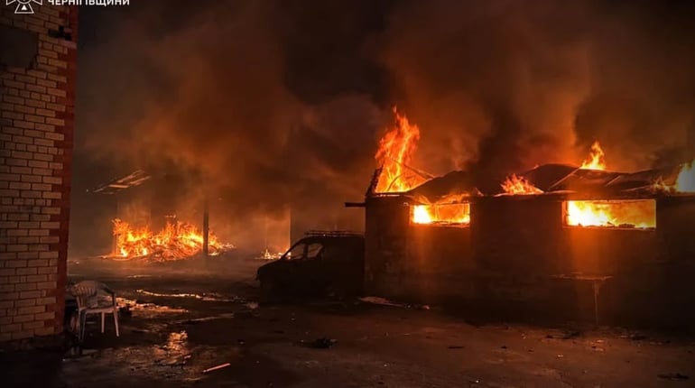 На Чернігівщині росіяни атакували домогосподарство та вдарили по автомобілю рятувальників
