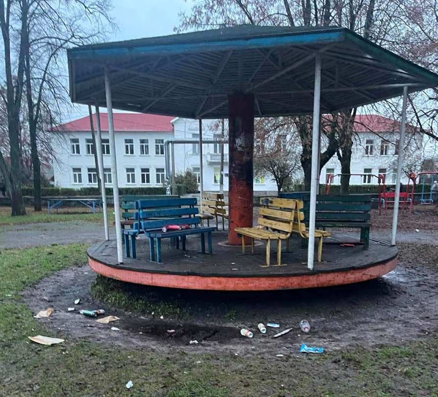 Гарна каруселька. А хто насмітив?