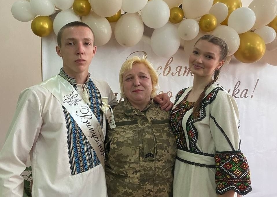 На світлині Сергій із найдорожчими людьми — мамою, пані Надією, та коханою дівчиною Софією. Вони не могли оминути цієї особливої події.
