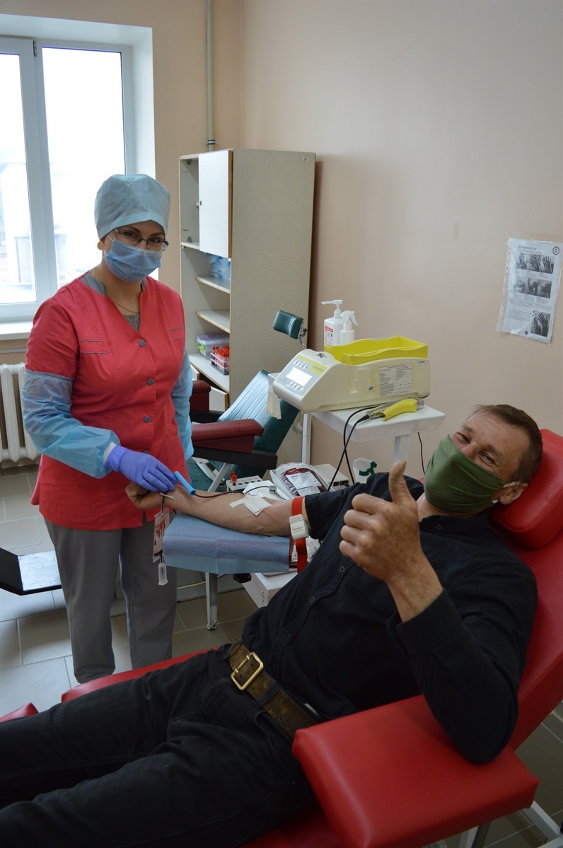  Медсестра Корюківського відділу заготівлі крові та її компонентів Катерина Бардакова, почесний донор України Ігор Сомов