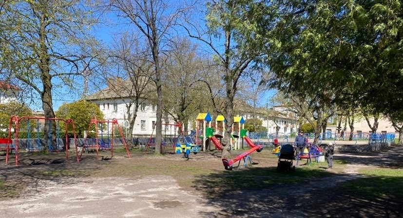 У сквері за фабричним будинком культури часто відпочивають містяни