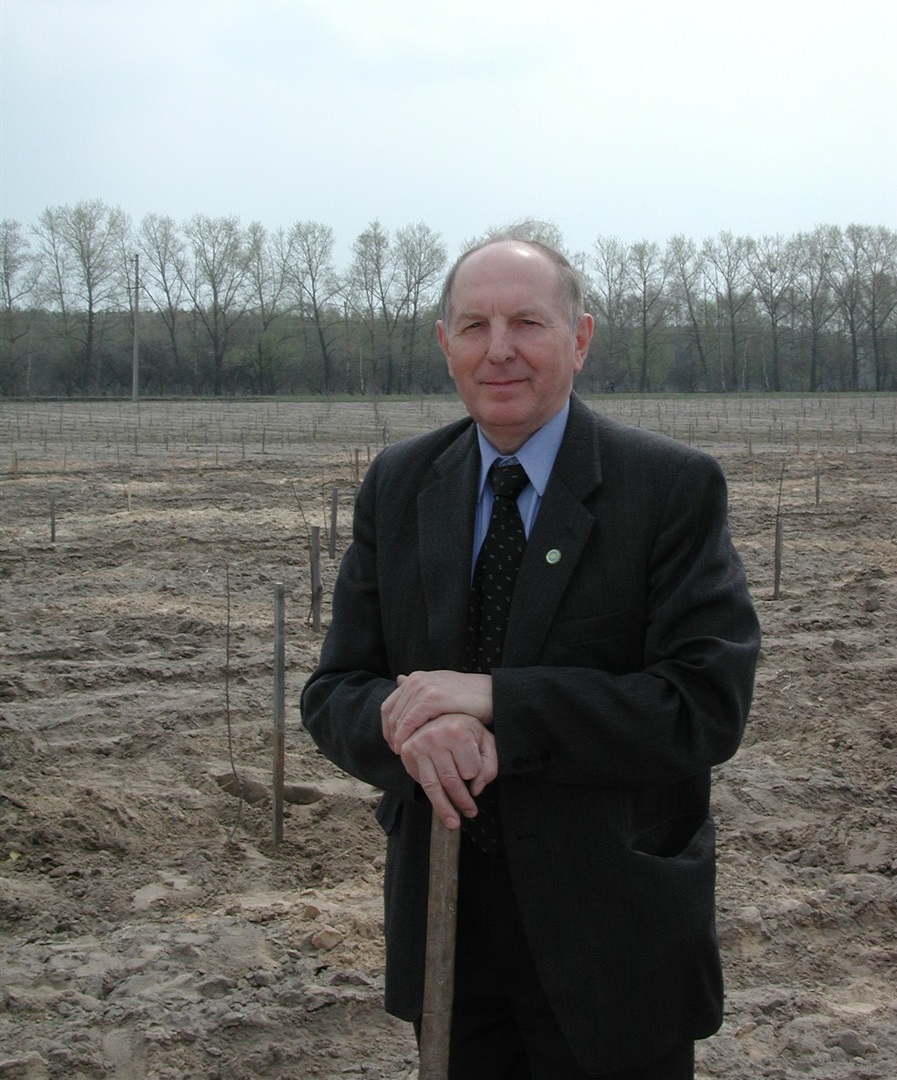 Василь Устименко в саду своєї мрії в селі Наумівка