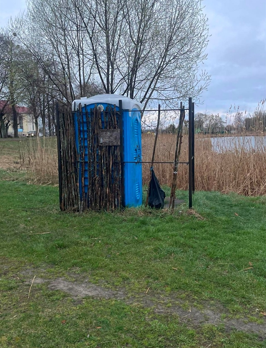 Біотуалет на дитячому пляжі був огороджений палицями. Та молодь, яка нещодавно тут відпочивала, повитягувала та порозкидала їх . Навіщо?