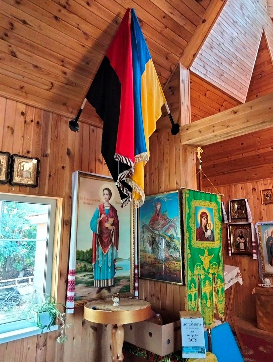 Поставили свічки перед образами Богоматері та Ісуса, зупинилися на мить перед іконами Миколи-Чудотворця, святого Пантелімона та Покрови Пресвятої Богородиці.