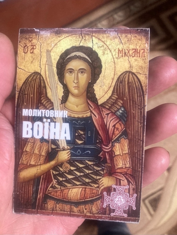 Трійця захисників не стали чекати завершення Літургії, а поспішила на вихід. Пані Віра кожному в руки дала невеличку книжечку: «Молитовник воїна»
