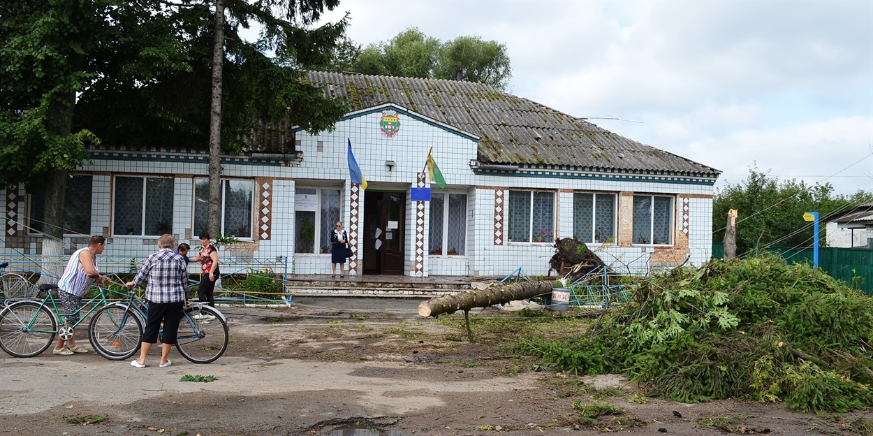 Біля селищної ради