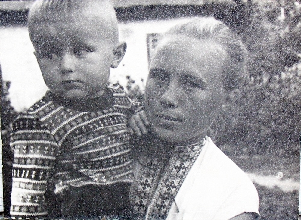 Жителька Киселівки Людмила Биндюк з дитиною, 1960-ті