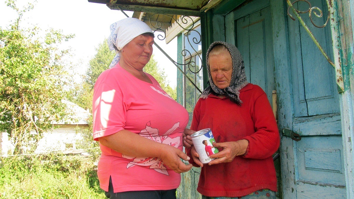 Ось фарбу я вам купила, зараз двері підправимо