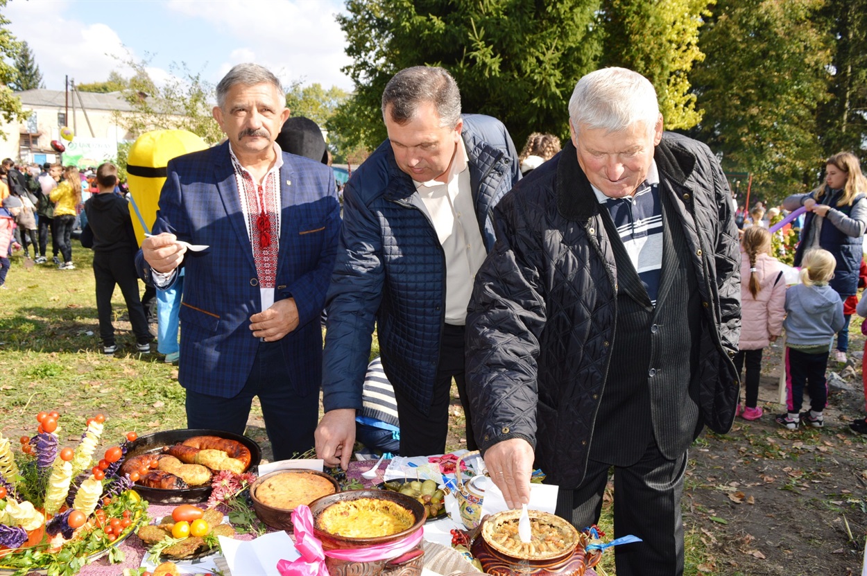 «Deruha_fest». Селищний голова Олександр Шевчик (зліва) куштує страви з картоплі разом з членами журі