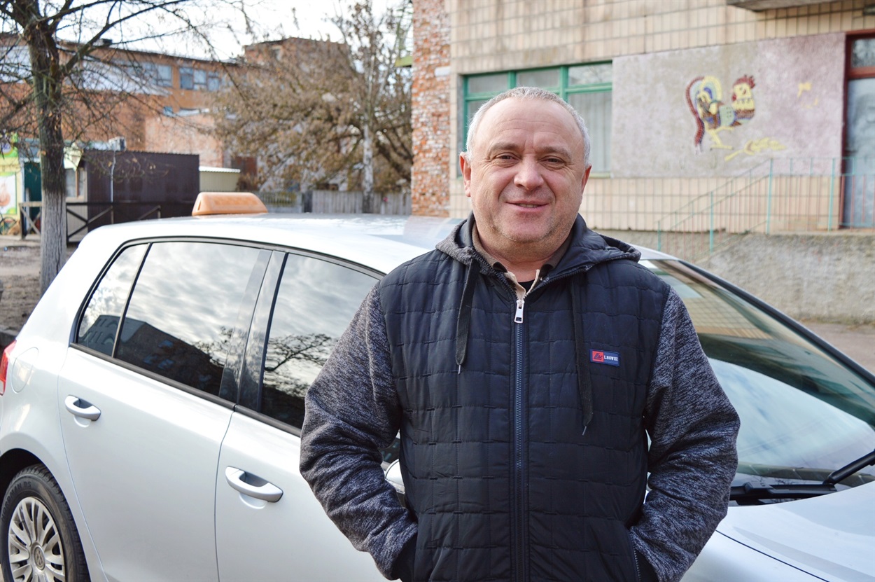 Таксист Михайло Давиденко