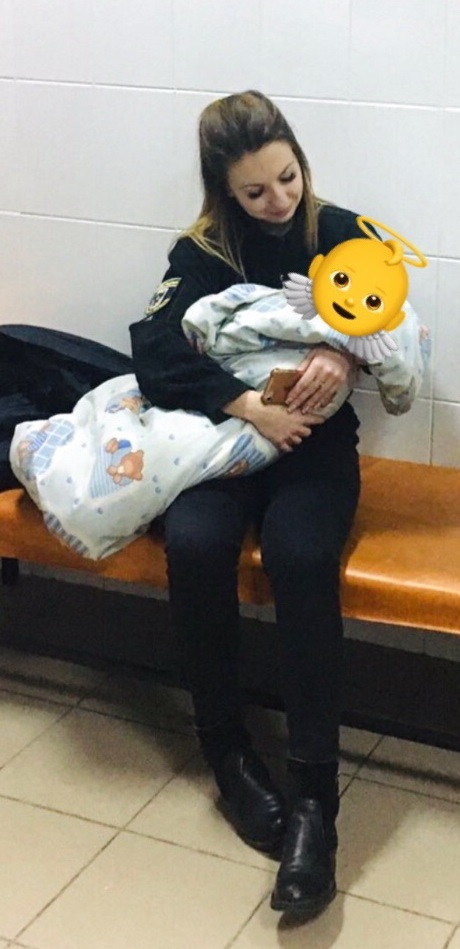 Ярослава Порва з врятованою дитиною
