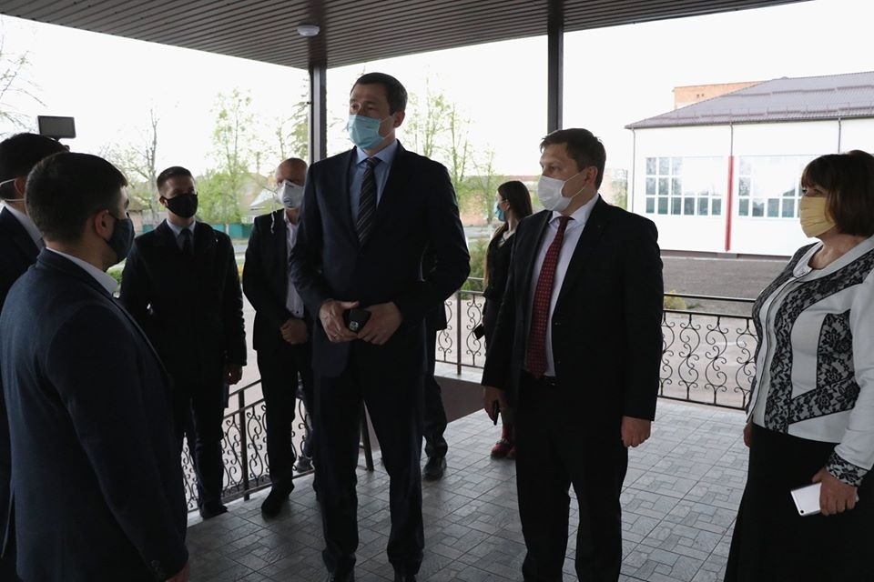 Гості на ганку ЗОШ №1, де триває реконструкція