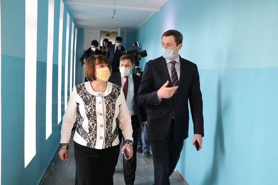 У відремонтованих коридорах школи 