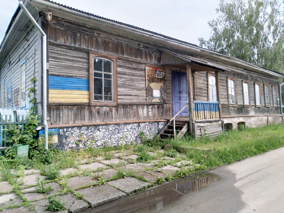 Але тепер будинок стоїть пусткою і важко сказати, чи взагалі підлягає ремонту