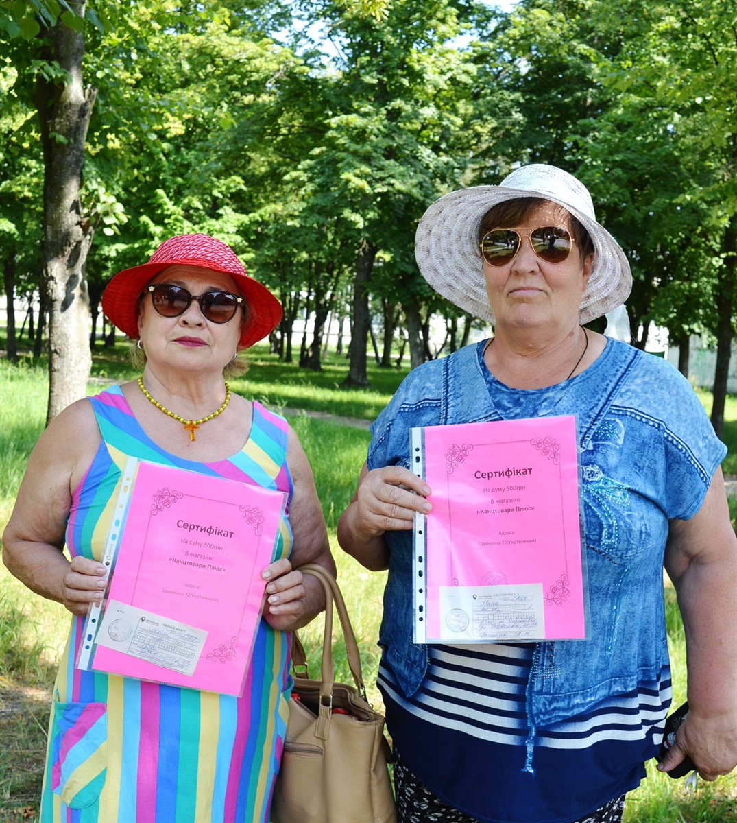 Валентина Бужинська і Тамара Лагошна забрали свої призи просто під час розіграшу