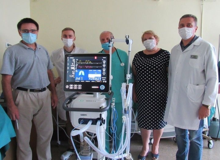 На фото працівники Корюківської ЦРЛ та представники влади з новим апаратом ШВЛ
