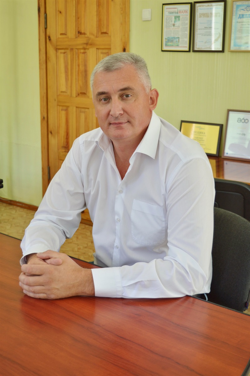 Андрій Миколайович Фітісов — досвідчений керівник. Має кілька вищих освіт. Цього року отримує наукову ступінь доктора наук. У нього чималий багаж знань з економіки й ведення лісового господарства. Власник підприємства Анатолій Бондар, який пішов на створення окремої юридичної особи — ТОВ «СЛАВ ФОРЕСТ», мав на меті домогтися, щоби деревообробне підприємство стало нарешті прибутковим. І нині це реальність. Першу річницю з дня створення «СЛАВ ФОРЕСТ» відзначають з дуже високими результатами виробничої діяльності. Колектив підприємства складає близько 400 працівників.