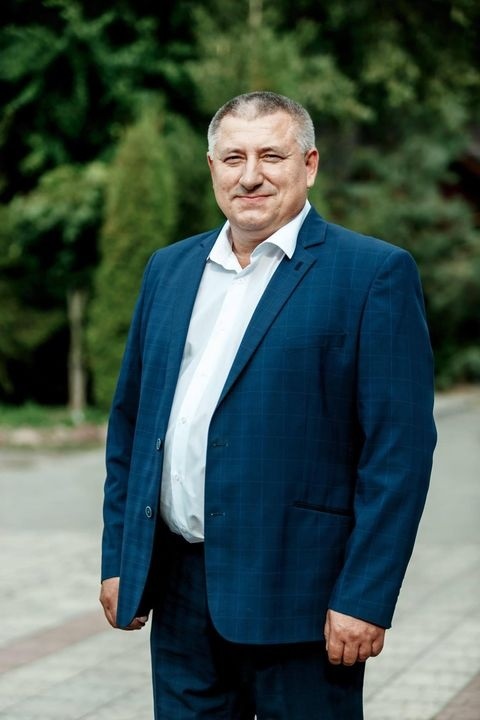 Народився Олександр Мисник на Корюківщині, у віддаленому від райцентру селі Білошицька Слобода. Колись воно гриміло на весь район, бо там було заможне сільгосппідприємство, багато робочих рук при ділі, оптимістична демографія. Олександр виріс у родині колгоспників, тож добре знає, яка вона сільська праця. Після школи пішов у армію, потім вступив до київського вишу, здобув економічну освіту. Молодому спеціалісту запропонували роботу в Корюківці, у податковій службі. Спочатку працював інспектором, згодом заступником начальника. А невдовзі запросили до Мени, де він очолив районну податкову інспекцію. У селі зараз лишилися тато з братом. Мами вісім років, як немає.