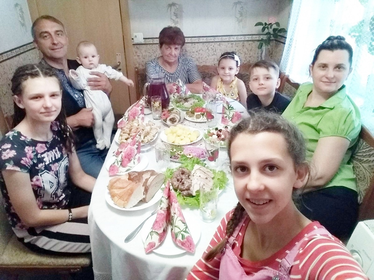 Як у пісні: «Одна родина за столом…»