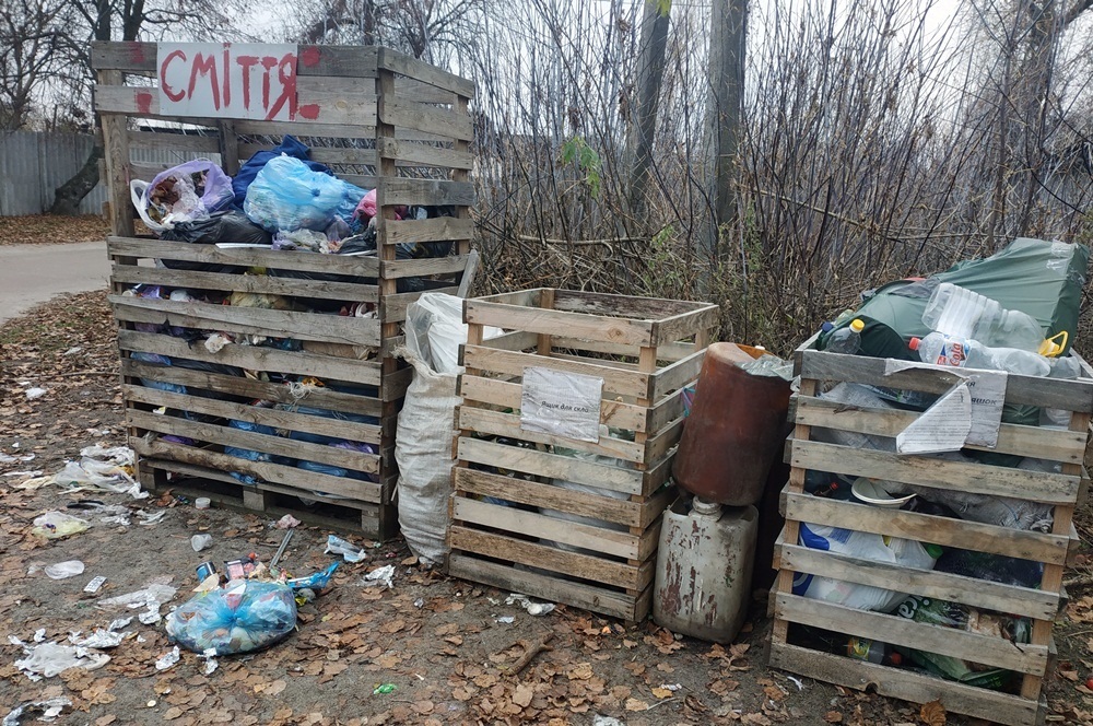 Через недостатню кількість контейнерів та нерегулярне вивезення сміття по селах страждають не тільки люди, а й навколишнє середовище