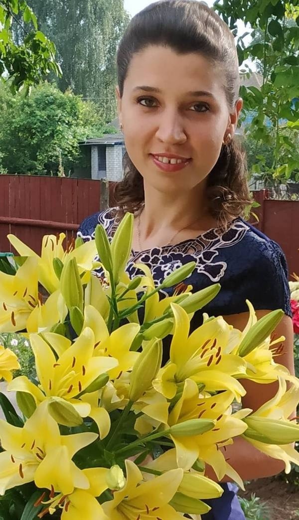 Яна Олексенко - вчитель української мови та літератури Менського ОЗЗСО І-ІІІ ступенів ім. Т.Г. Шевченка 