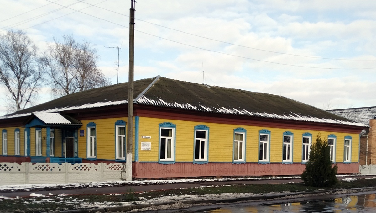 У музичній школі навчаються не тільки меняни, а й діти з сусідніх сіл. Їм доводиться займатися віддалено: за допомогою телефонів, планшетів тощо