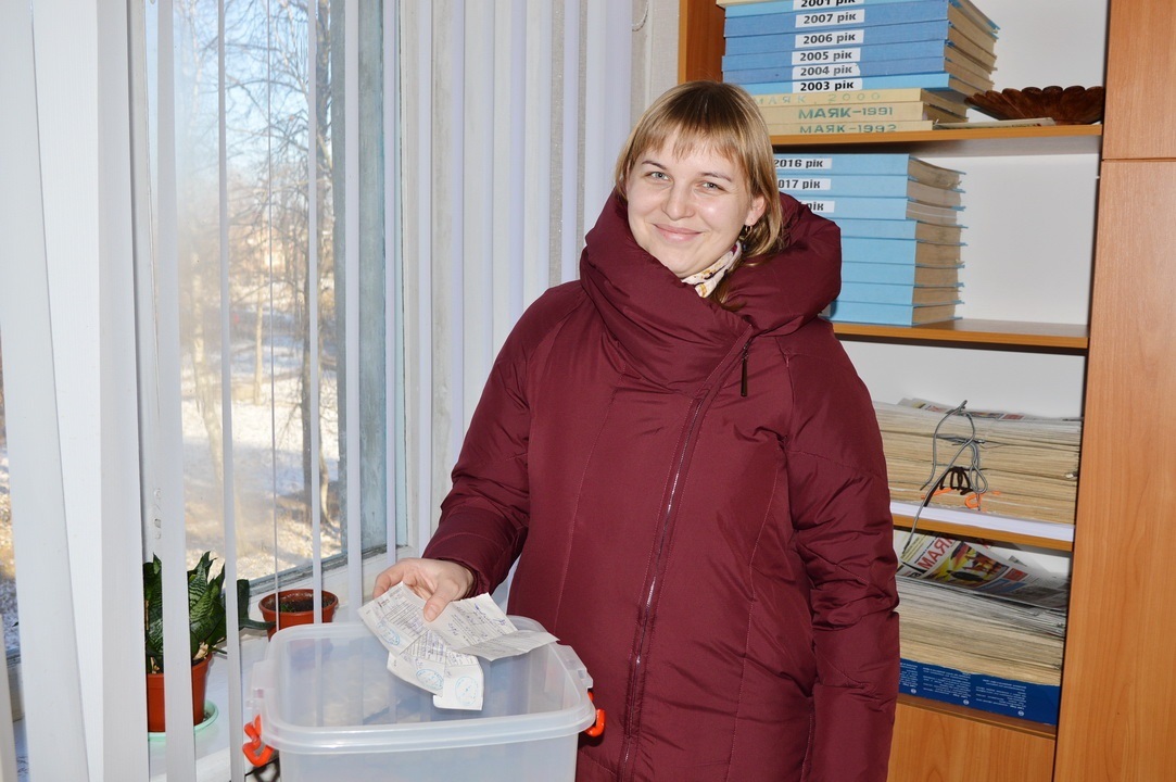 Корюківчанка Ірина Черепенко принесла на розіграш одразу декілька квитанцій: бабусину з Холмів, мамину з Наумівки та ще декількох її односельців