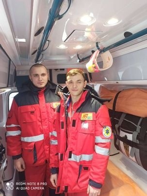 Фельдшери швидкої допомоги Владислав Милейко та Костянтин Коноваленко в новому транспорті
