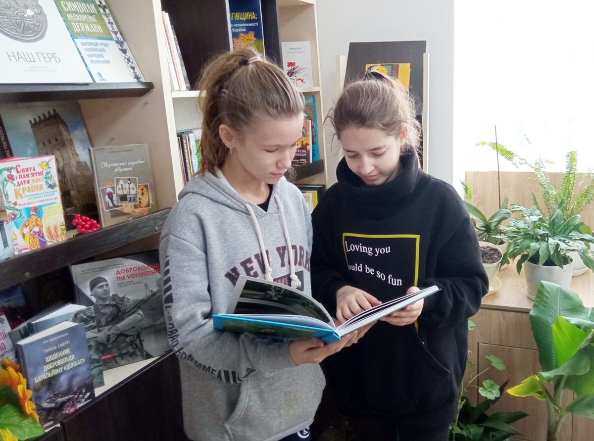 Юні менянки Аня Пономаренко та Аліна Петрунько – серед перших читачів нової книги про Менщину