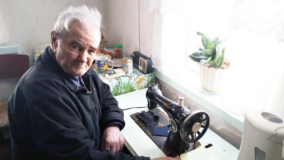 Вірою і правдою служить швейна машинка, яку чоловік переробив із ручної на ножну