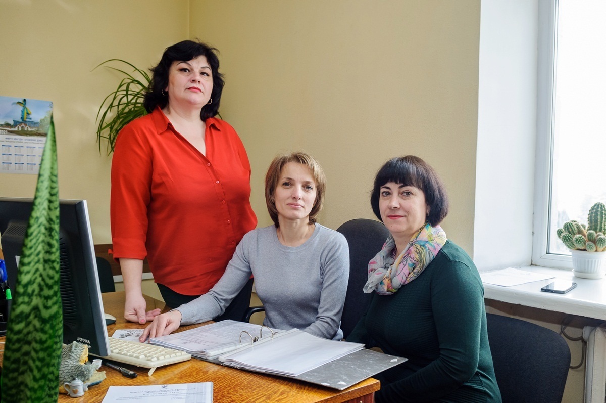 Людмила Перепадиста, Оксана Булавка та Велнтина Максименко. Саме їм, відданим і відповідальним, судилося  попрацювати на завершальному етапі діяльності установи. 