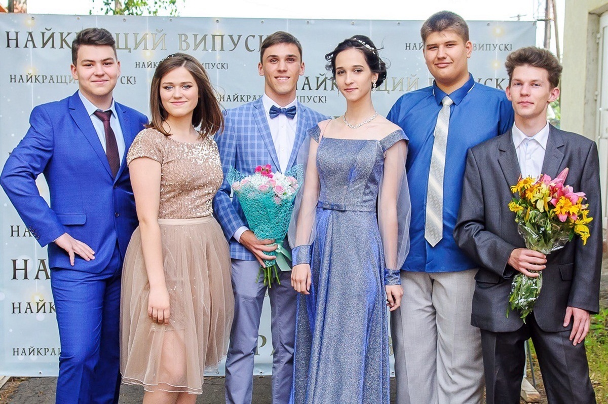 З однокласниками на випускних урочистостях