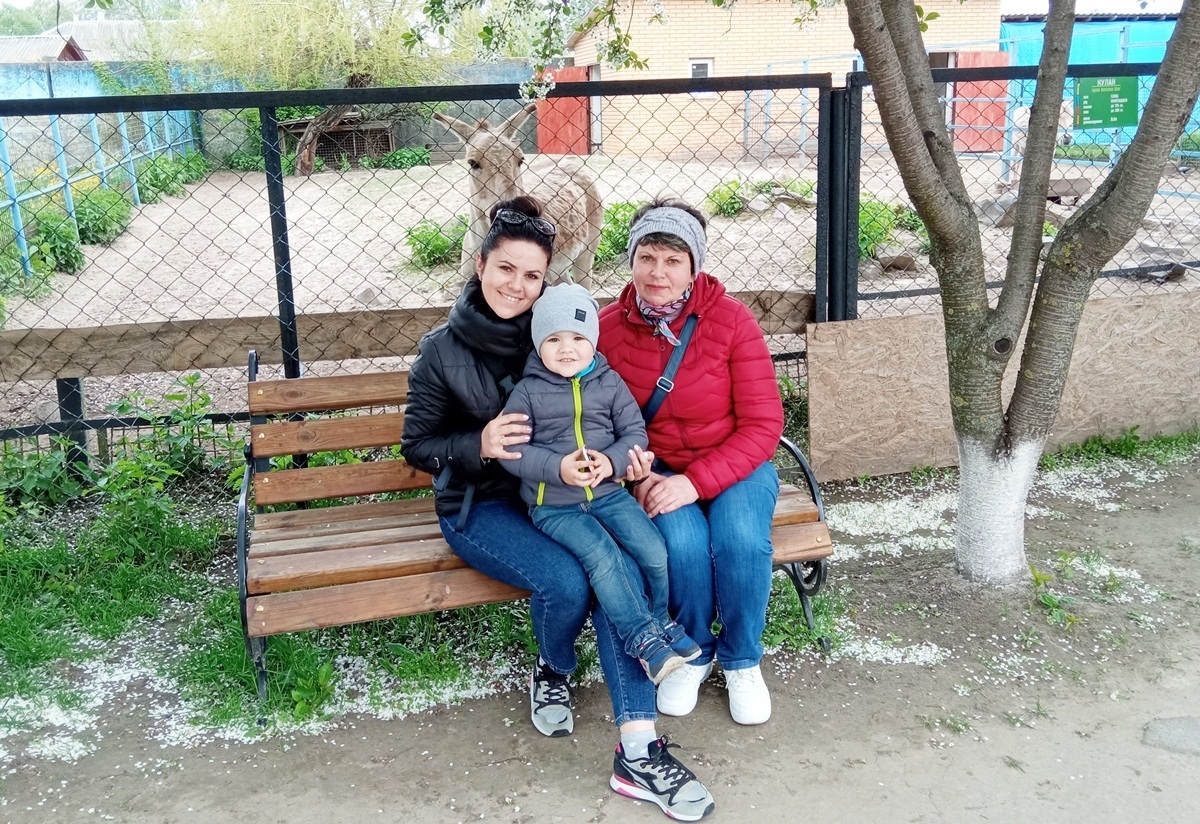 Максимко з мамою та бабусею у захопленні від походу в зоопарк