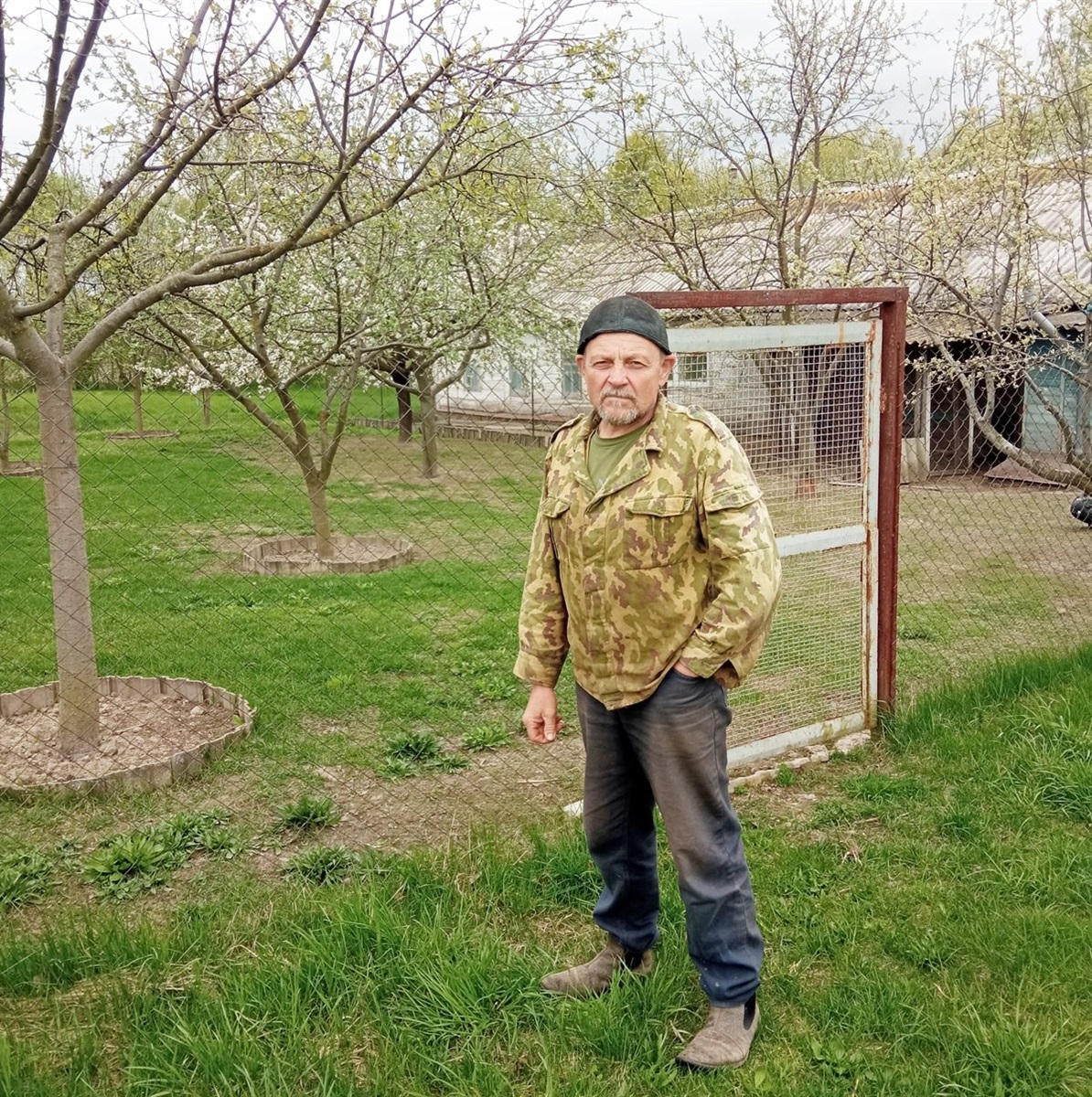 Шкодує пан Віктор: цієї зими виноградна лоза та троянди підмерзли, а бджоли взагалі загинули