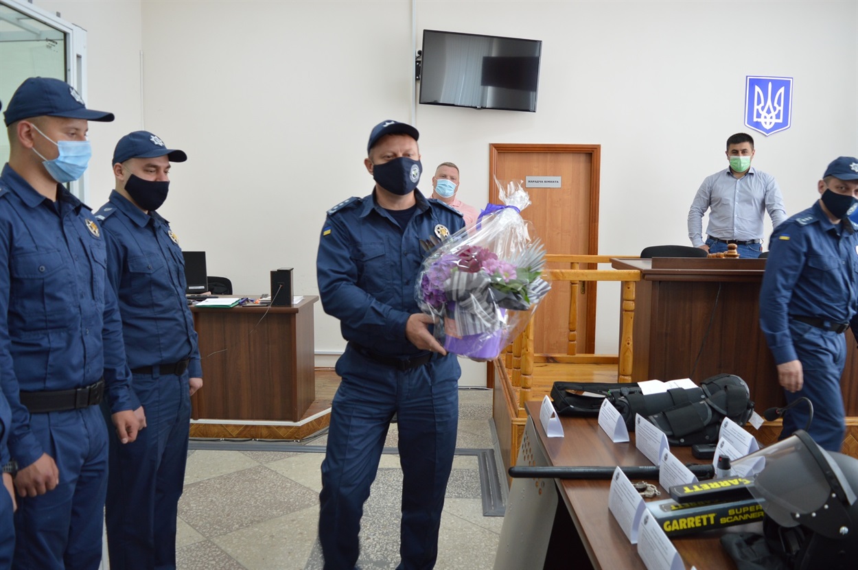 Квіти вручили жінкам, працівницям суду
