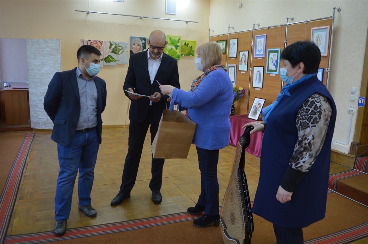 У Корюківському музеї під час передачі бандури