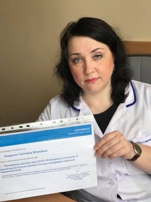 Світлана Лещенко, як і всі сімейні лікарі, має сертифікат на проведення щепленнь