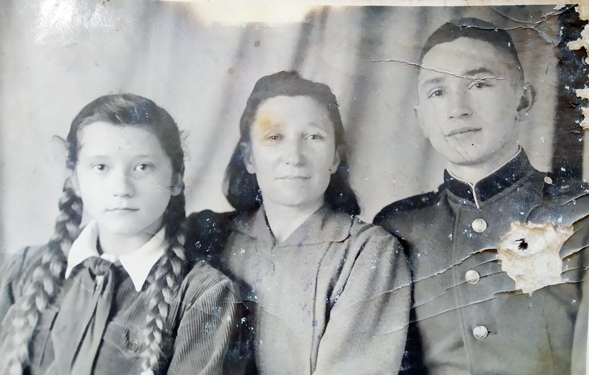 Молодий Віталій із мамою і сестрою