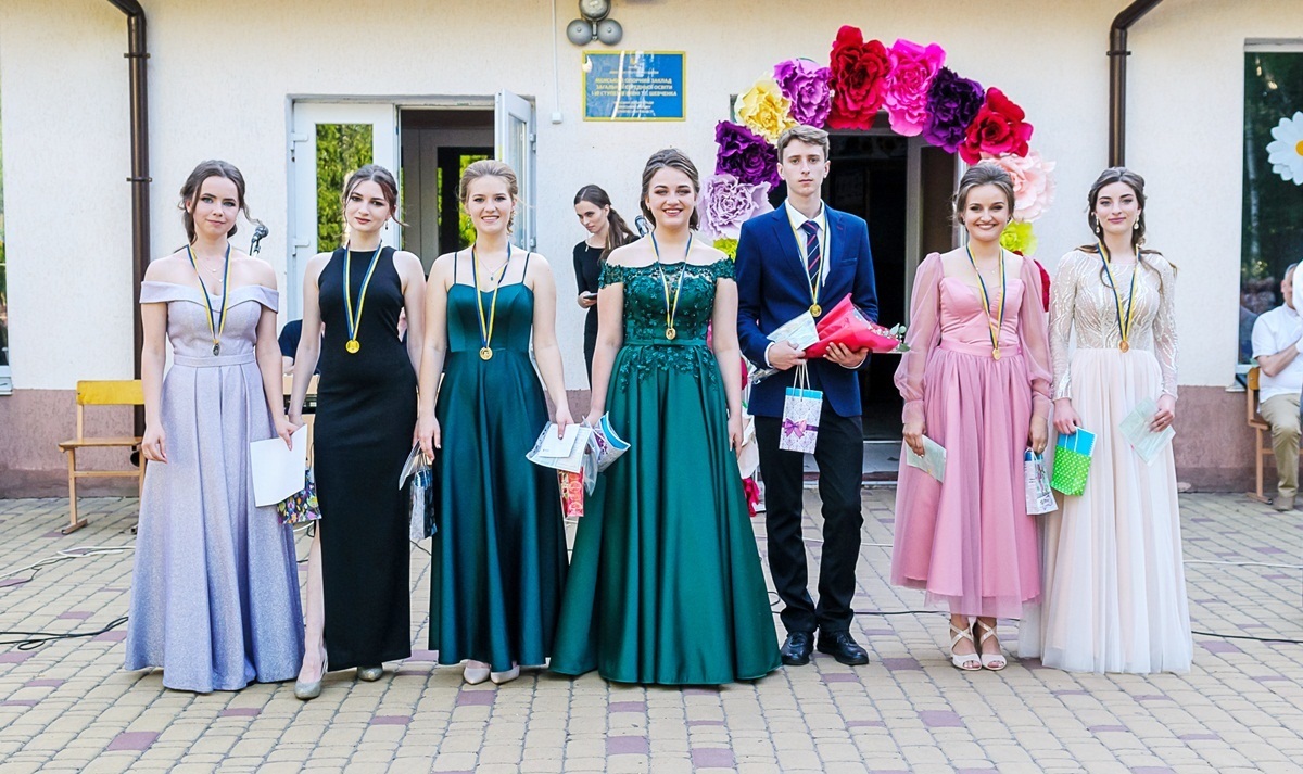 Медалісти школи імені Шевченка (зліва направо) Дар’я Богдан, Вероніка Сухарська, Світлана Степанова, Аліна Півень, Олександр Ілляшик, Лілія Горчинська, Анна Василенко