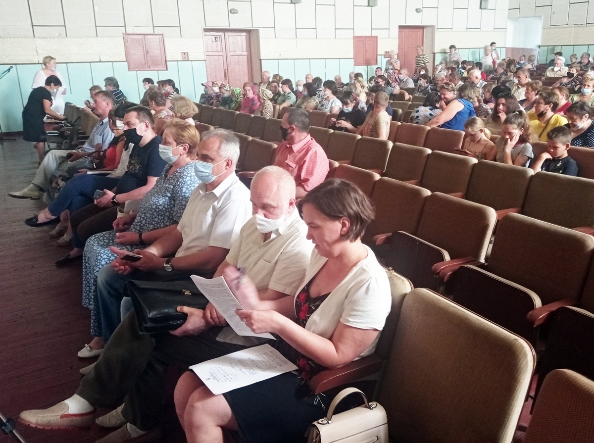 В залі будинку культури було гаряче не тільки від спеки на вулиці