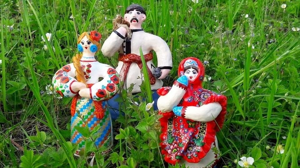 Кожну роботу продумує, малює ескізи, акцент робить на костюми