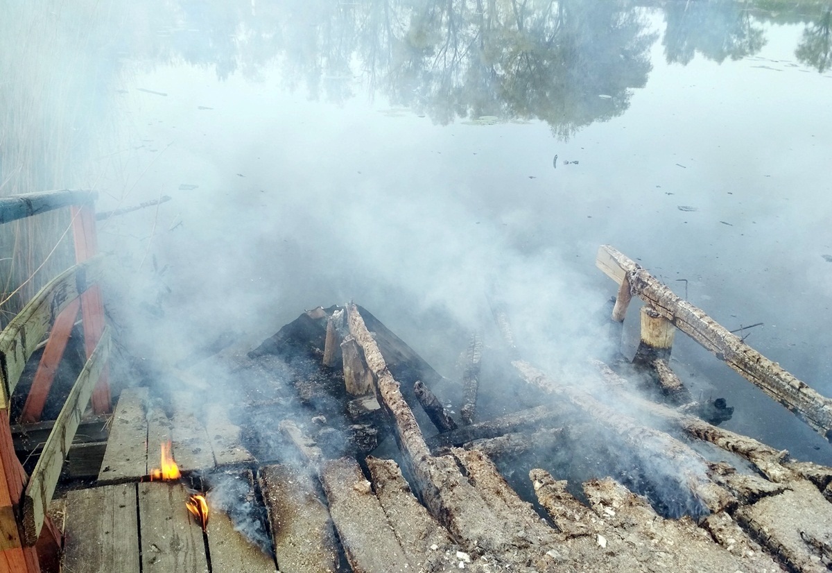 У травні минулого року невідомі спалили альтанку на міському пляжі