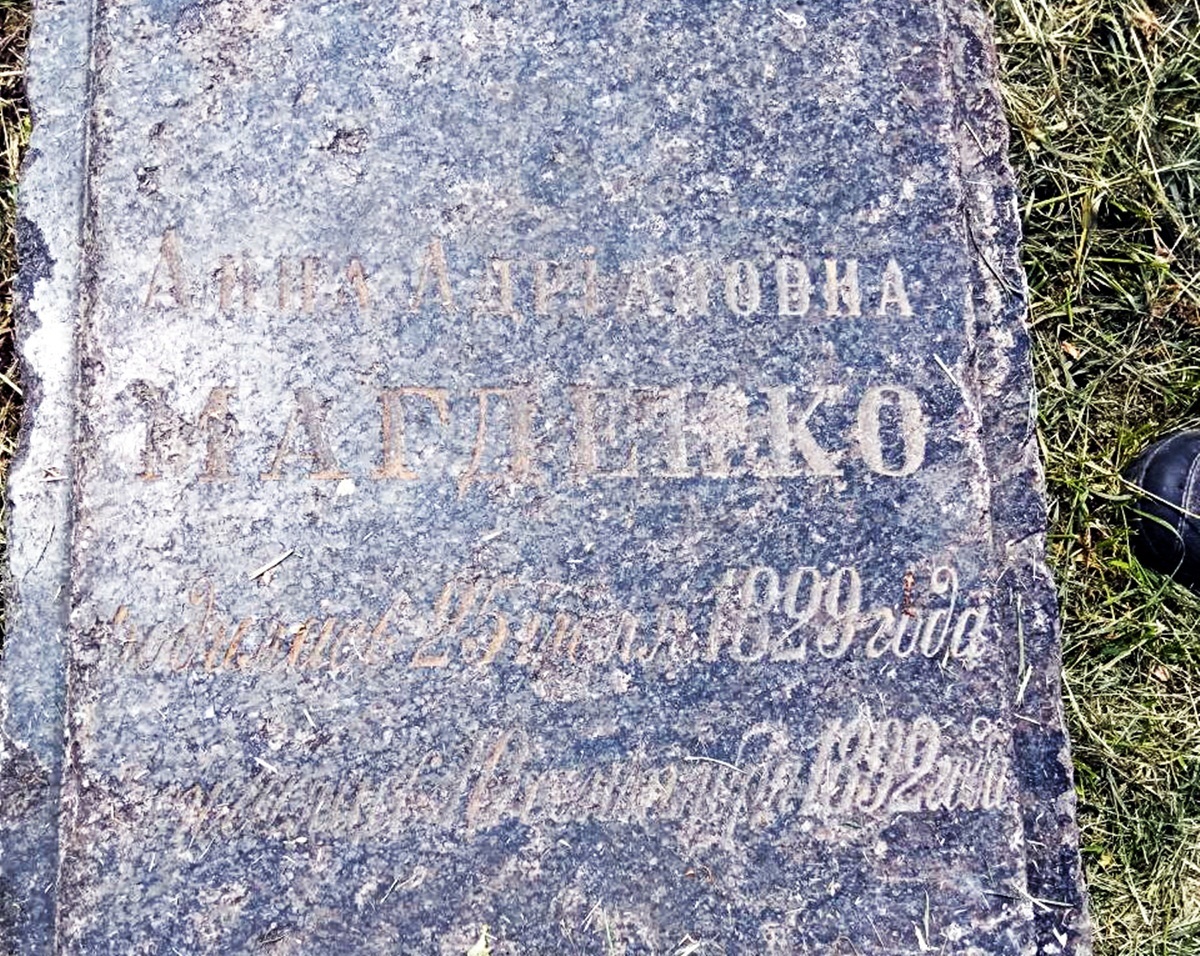 На вулиці увагу привертає мармурова брила, що лежить неподалік від входу до церкви