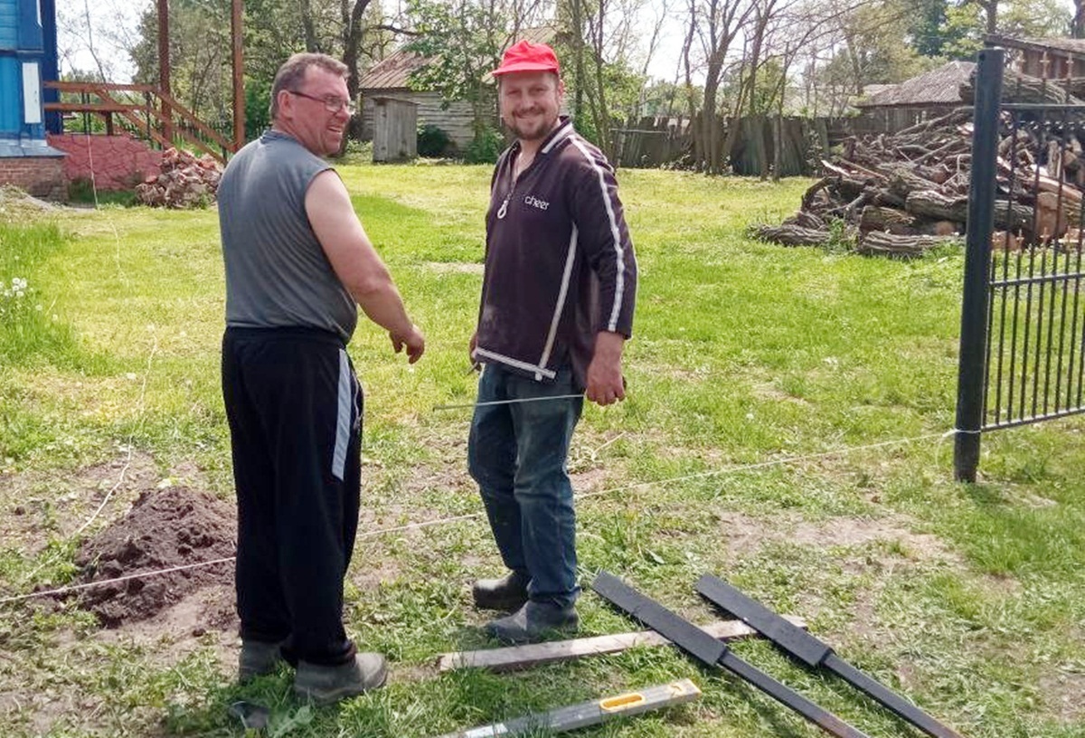 Оздобленням нового паркану займаються Сергій Кузьомка та отець Іван (Малетич)