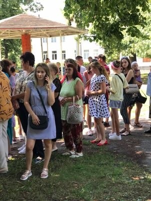 Черга за лотерейними білетами вишикувалася задовго до початку продажу